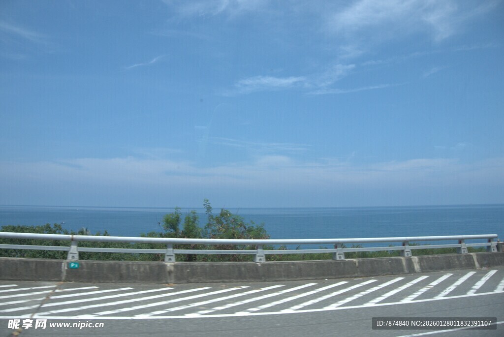 公路旁的蓝天海景