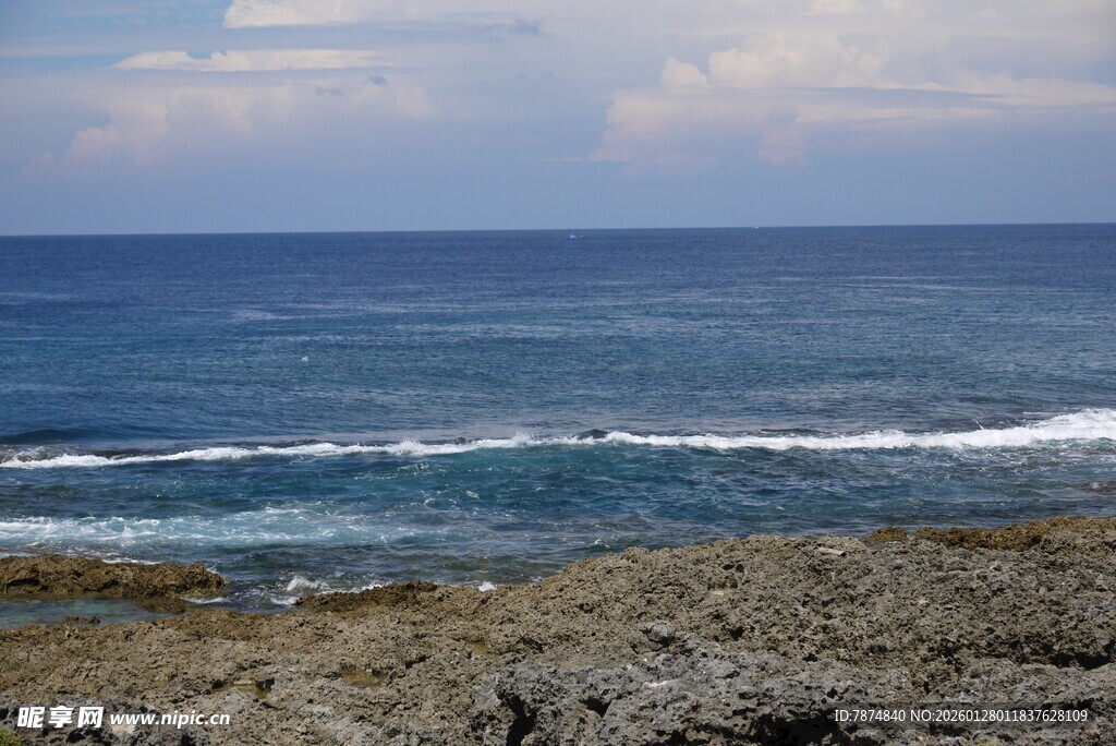 海边岩石与翻涌海浪
