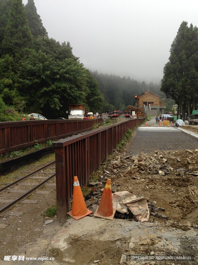 铁路旁道路施工场景