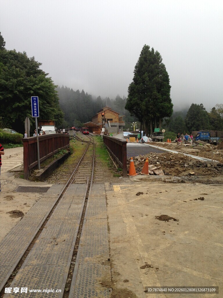 雾中施工的铁路场景