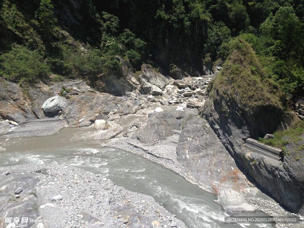 山间湍急溪流与嶙峋怪石
