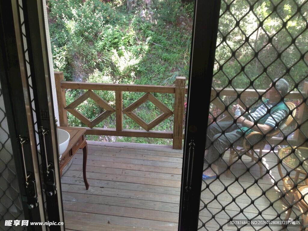 透过纱门看户外木质露台