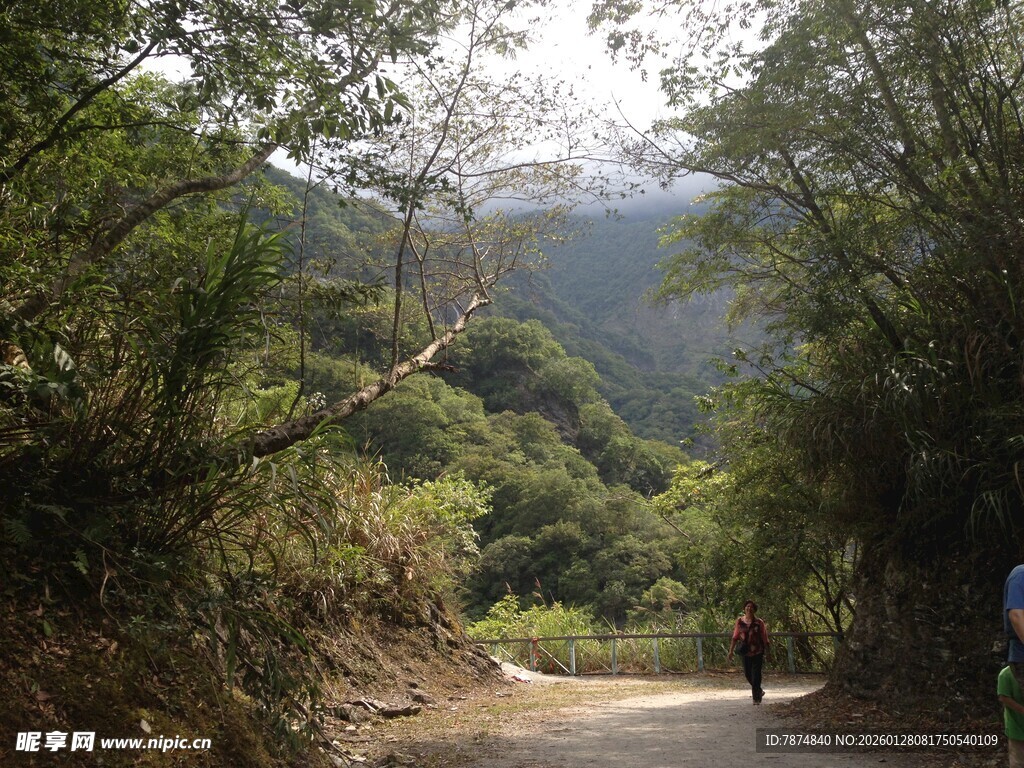 山间小径上的徒步者