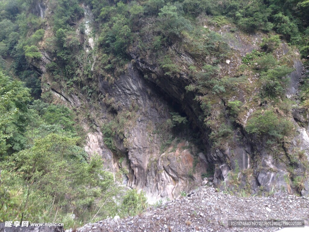 山间陡峭岩壁与繁茂植被
