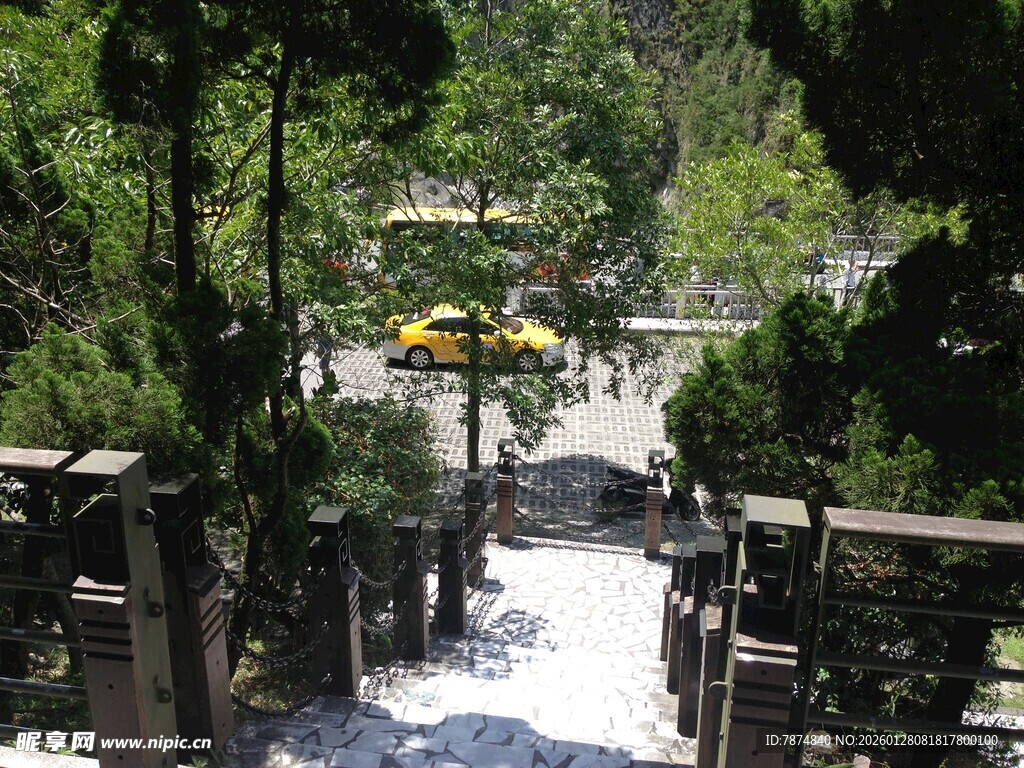 山间小径 绿意环绕的景致