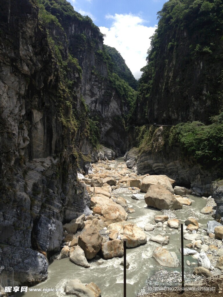 峡谷溪流间的嶙峋怪石