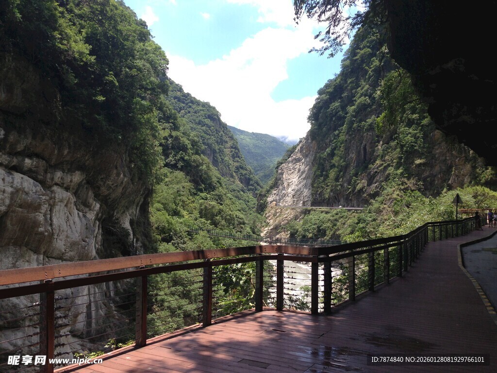 山间栈道赏秀丽峡谷风光