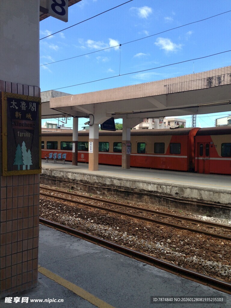 火车站台的红色列车