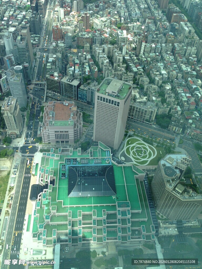 城市中的大型绿色体育场