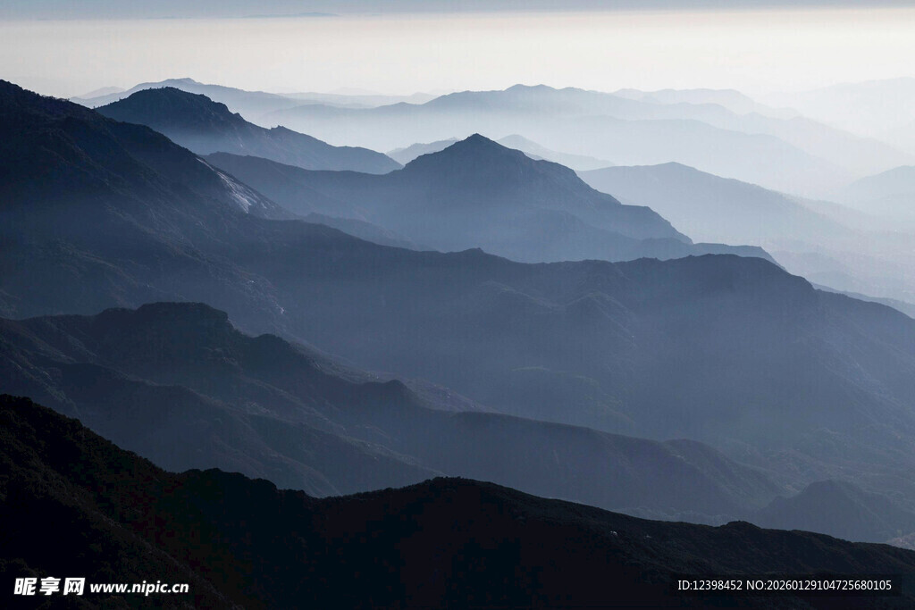 雾霭中的层峦叠嶂