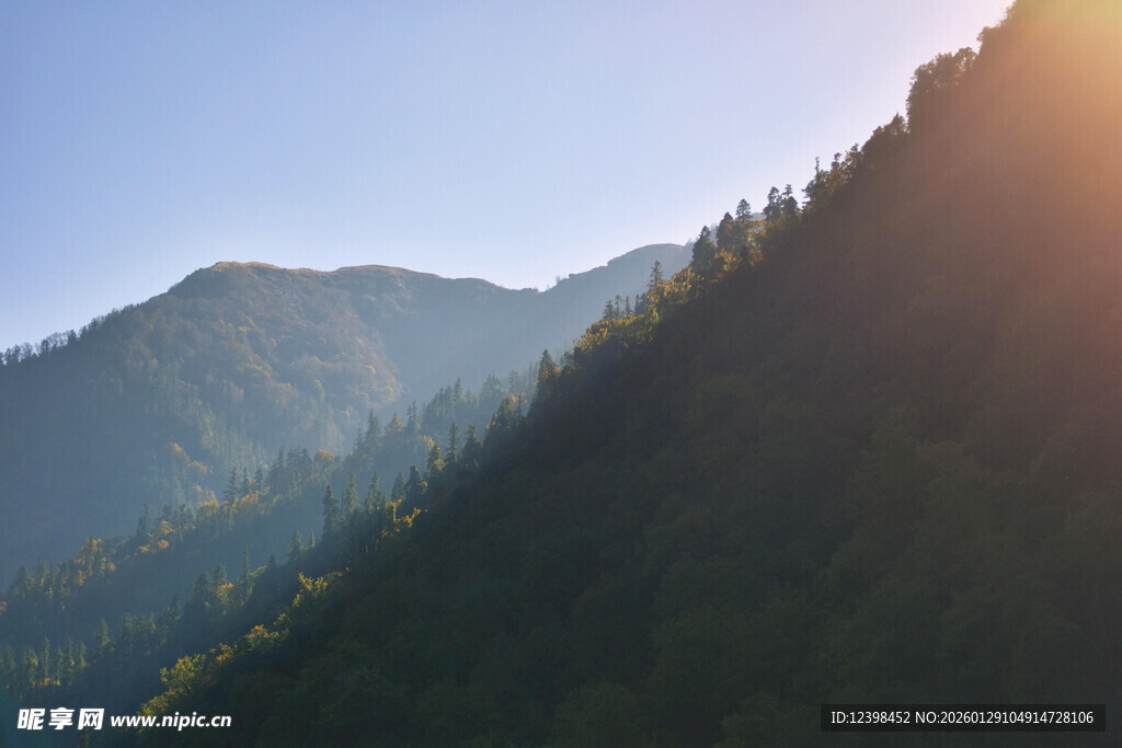阳光照耀下的葱郁山峦