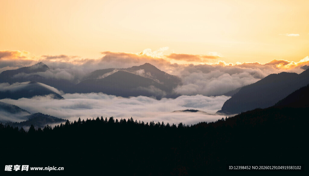日出云海间的壮美山色