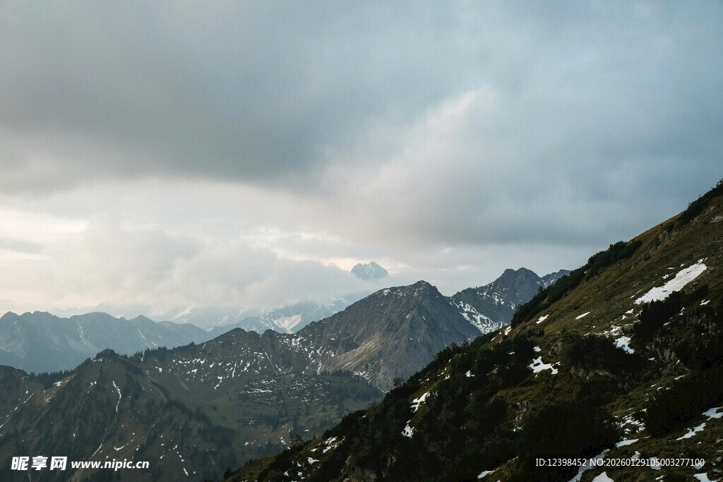山峦云海间的壮丽景致