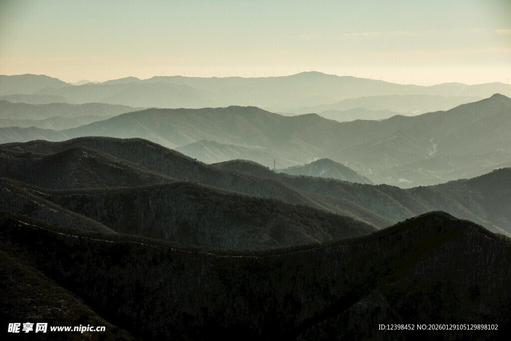 连绵山峦的壮丽景致