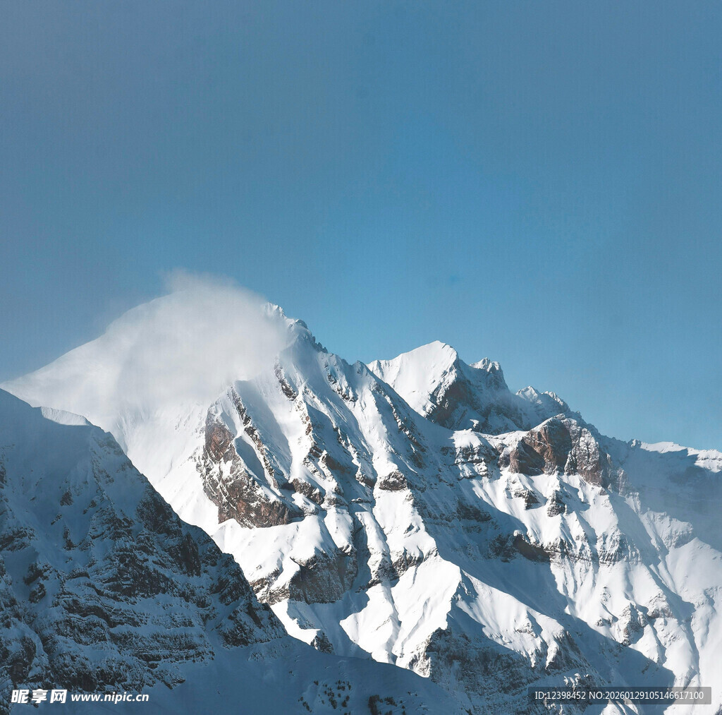 巍峨雪山壮丽景致