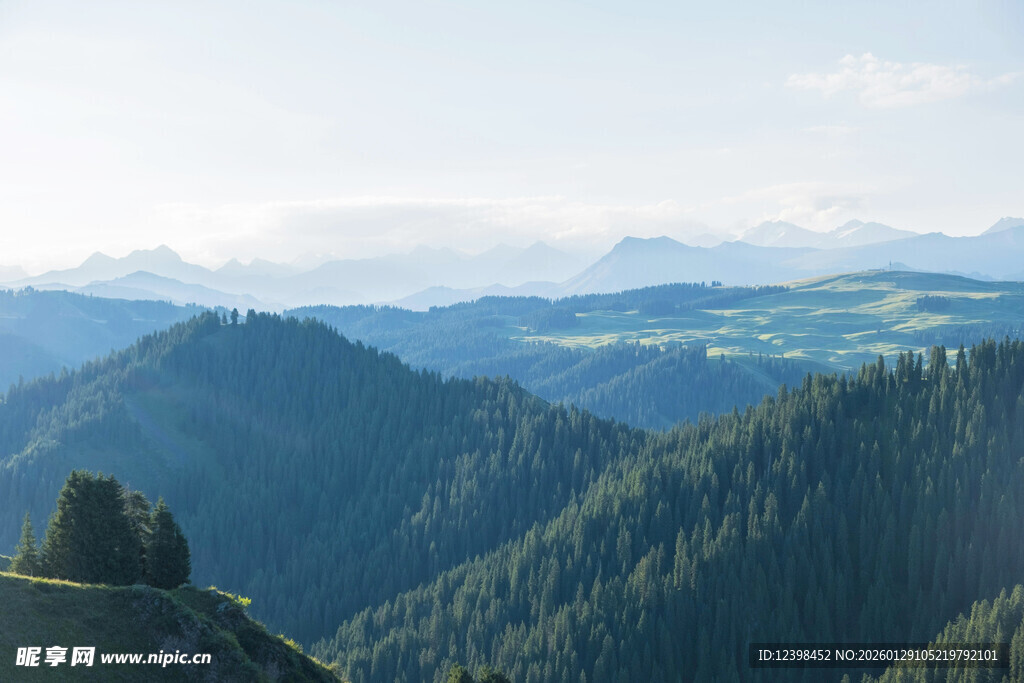 山峦叠翠的壮丽自然景观