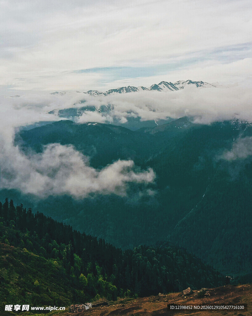 山间云海缭绕的壮美景色