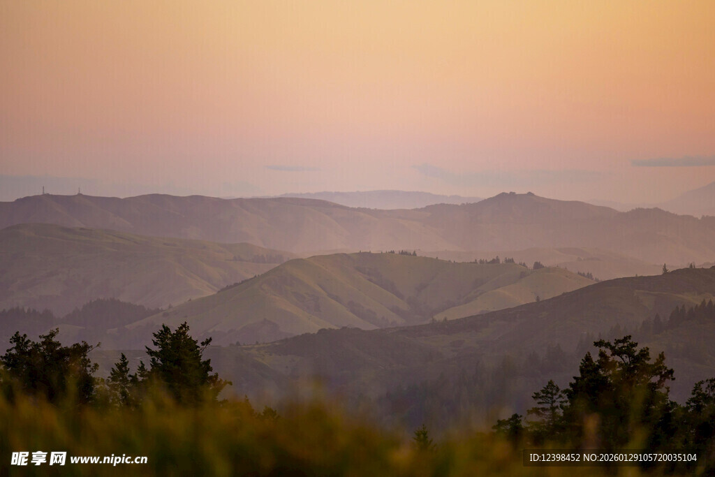 黄昏下的连绵山峦