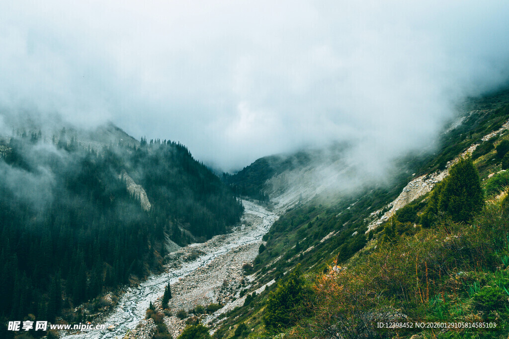 云雾缭绕的山间河谷风光