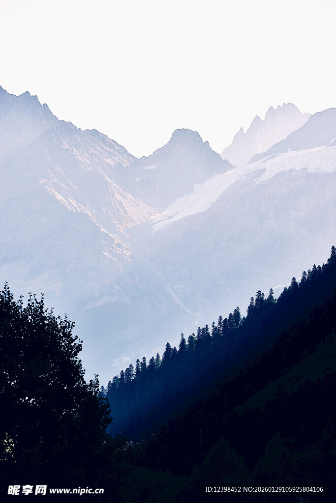 山峦叠翠间的自然美景