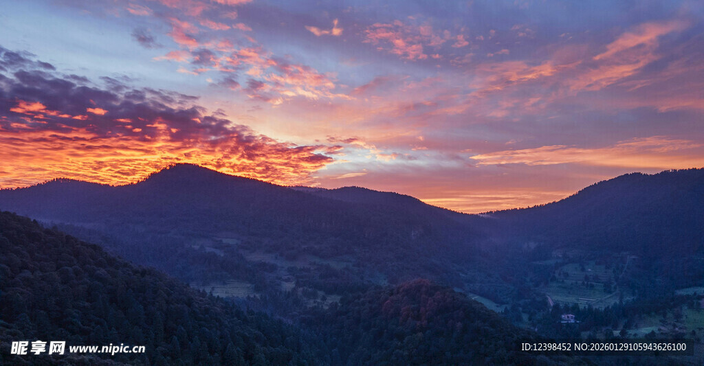 山间绚丽晚霞美景