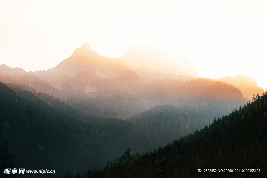 夕阳下的壮丽山峦