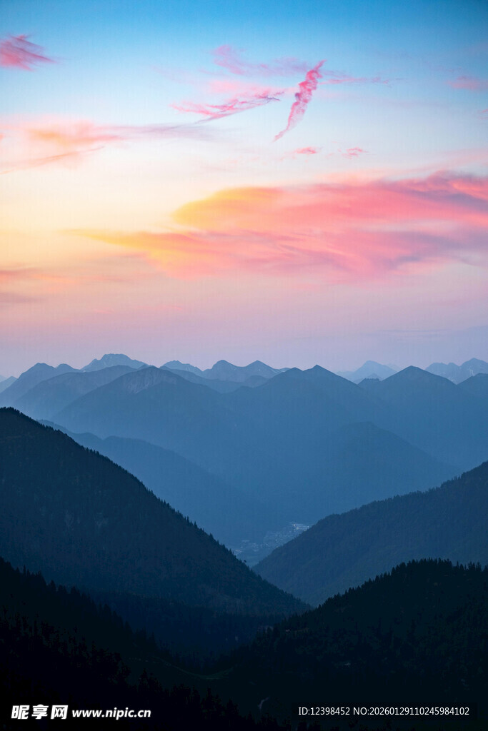 壮丽山峦间的绝美晚霞