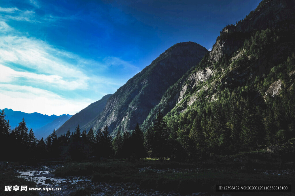 壮丽山景与天际线