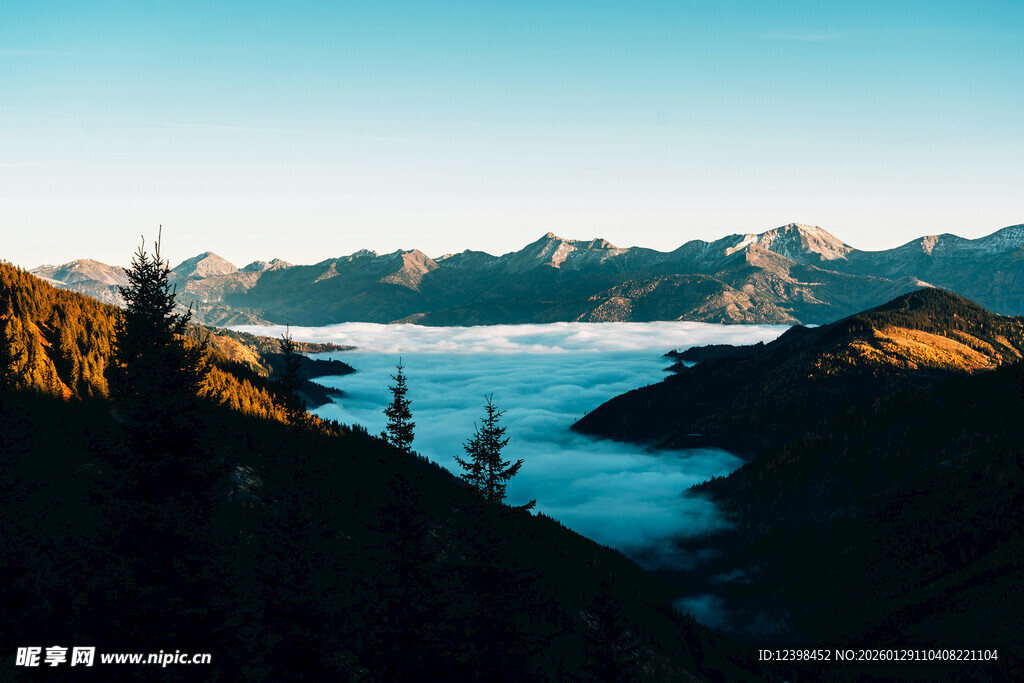 山间云海环绕壮美景色