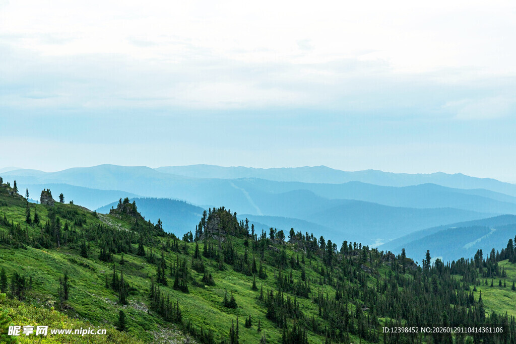青山绿野间的壮阔远景