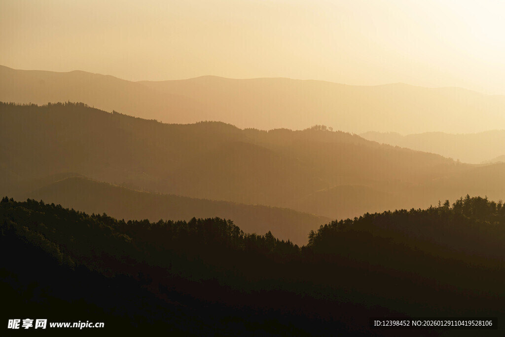 夕阳下的层叠山峦