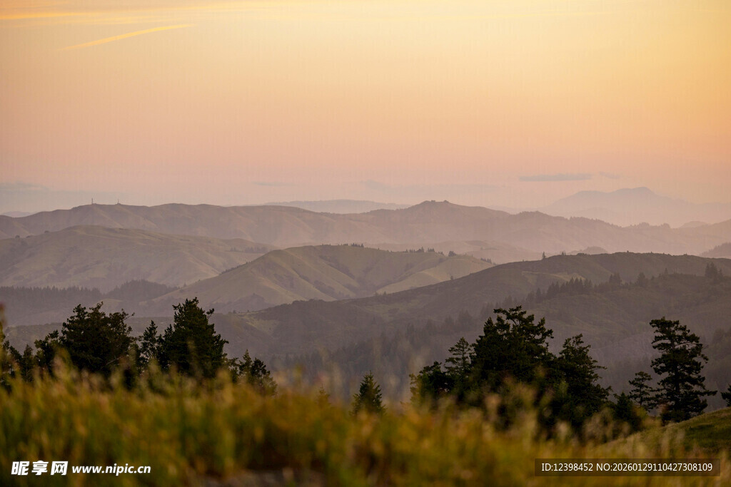 黄昏下的山峦与葱郁植被