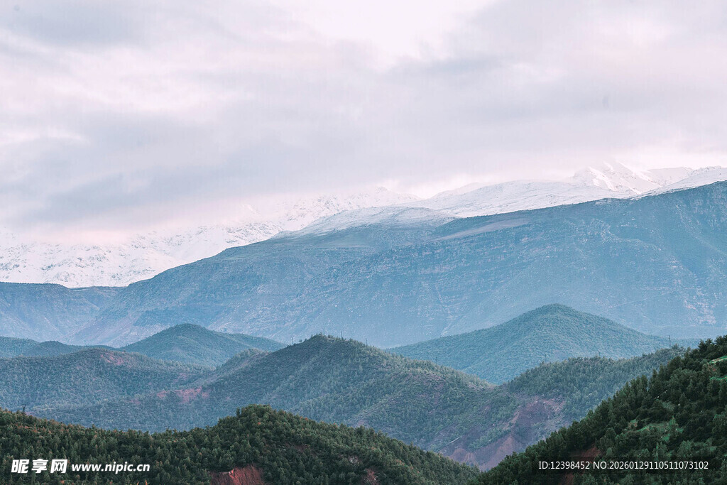 山峦叠翠的自然美景