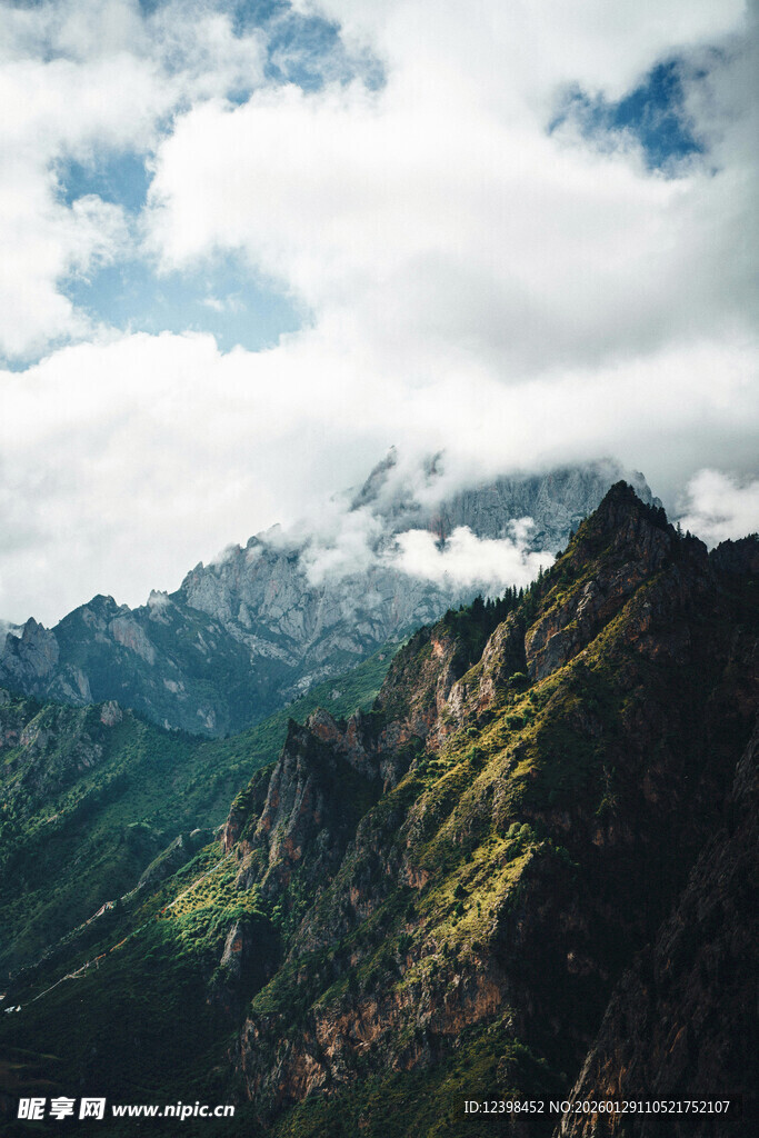 壮丽山景与云端美景