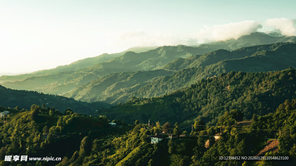 青山叠翠的秀丽山间景色