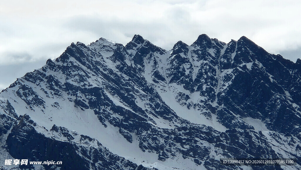 巍峨雪山壮丽景致