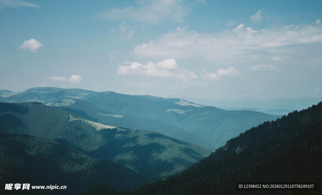 山峦叠翠的壮美自然景观