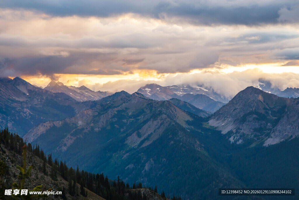 壮丽山峦云间美景