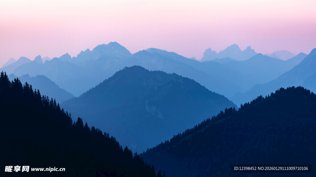 黄昏下的山峦与森林