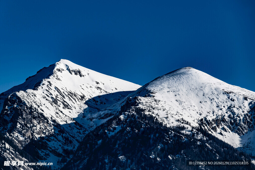 巍峨雪山