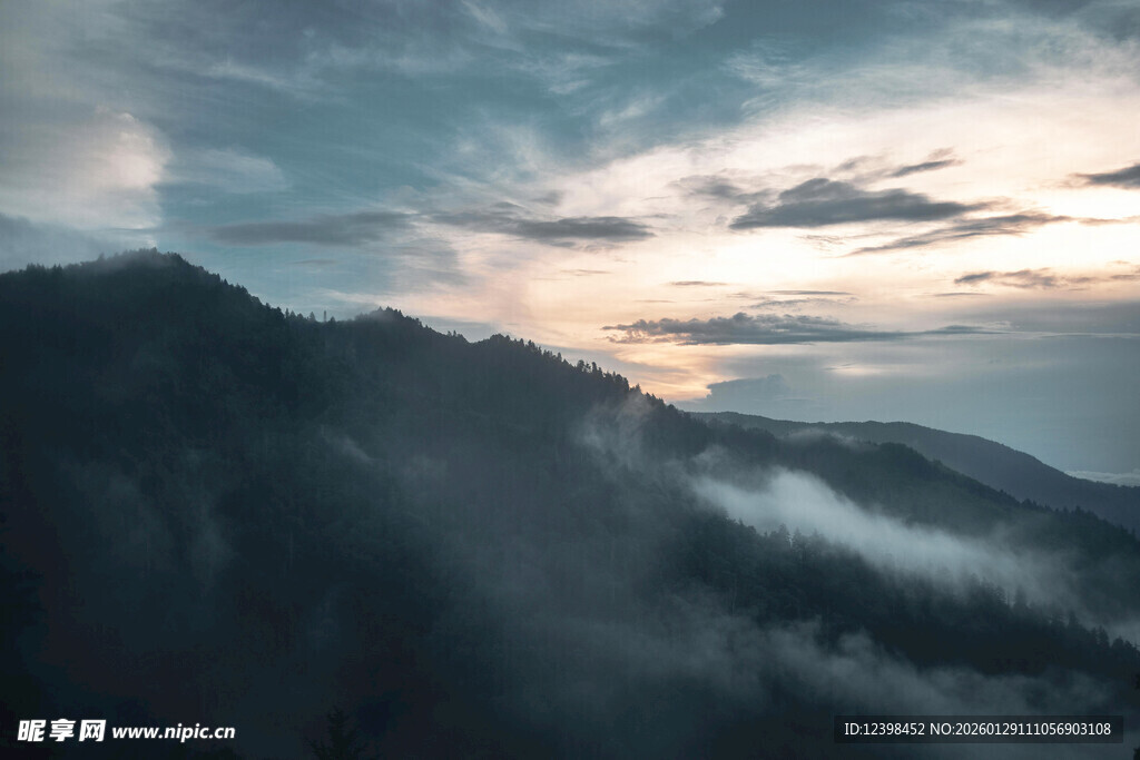 山间云雾缭绕的壮丽景色