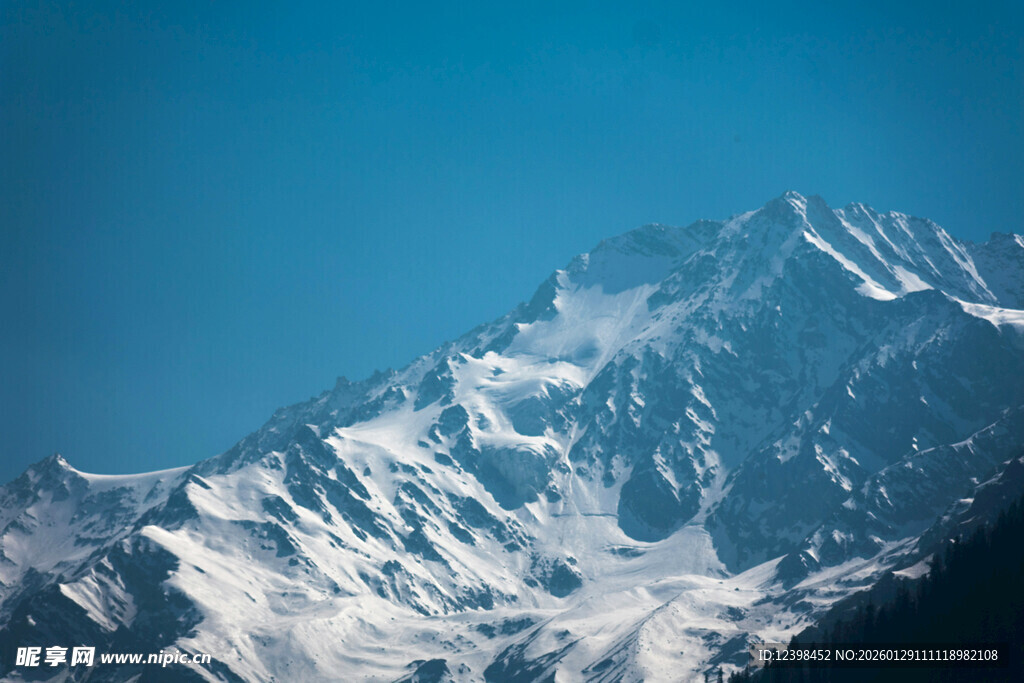 巍峨雪山壮丽景致