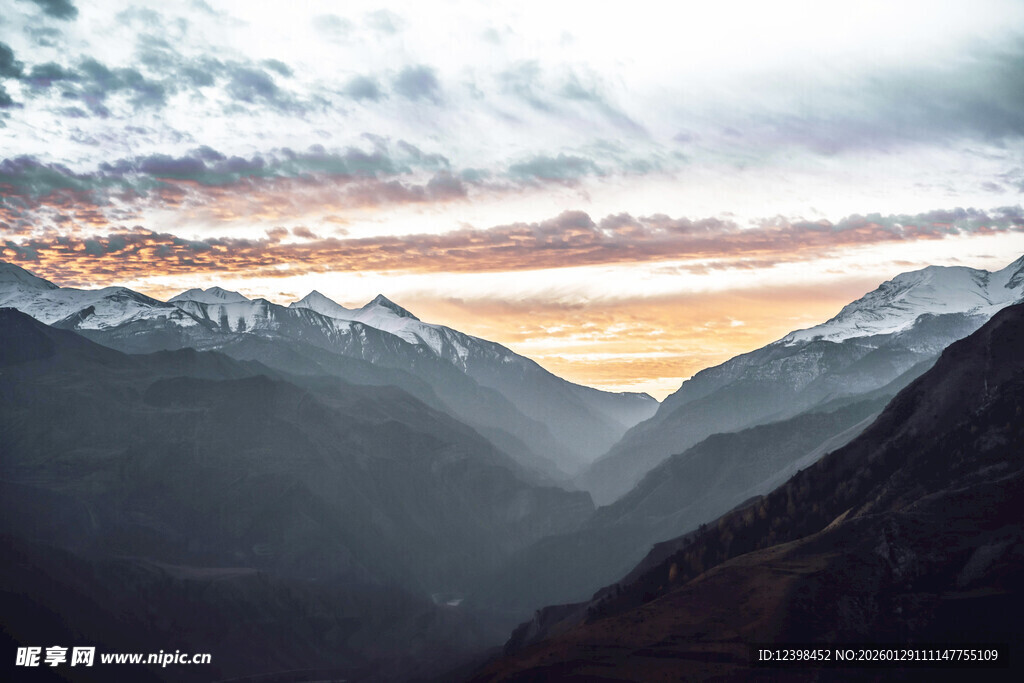 壮丽山景中的绚烂天际