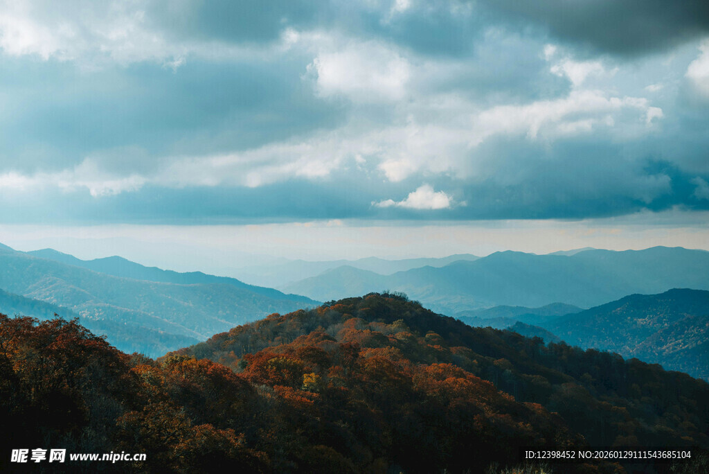 秋日山峦云海壮丽景观