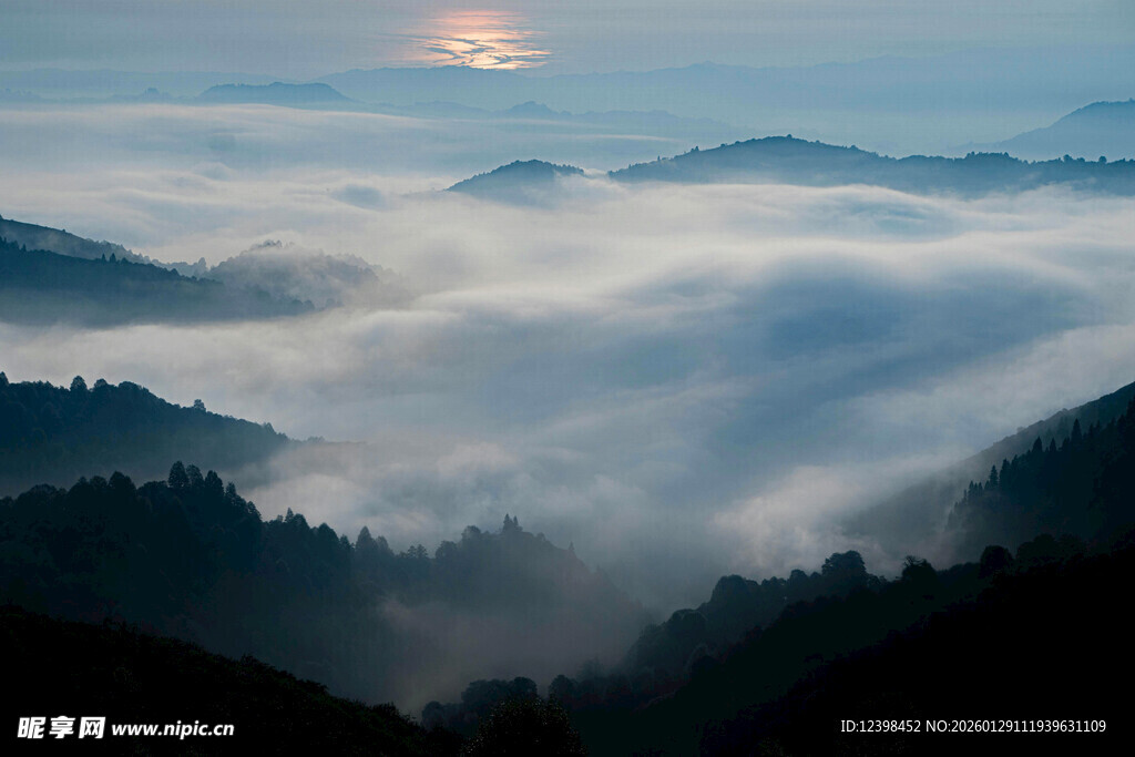 山间云海日出美景
