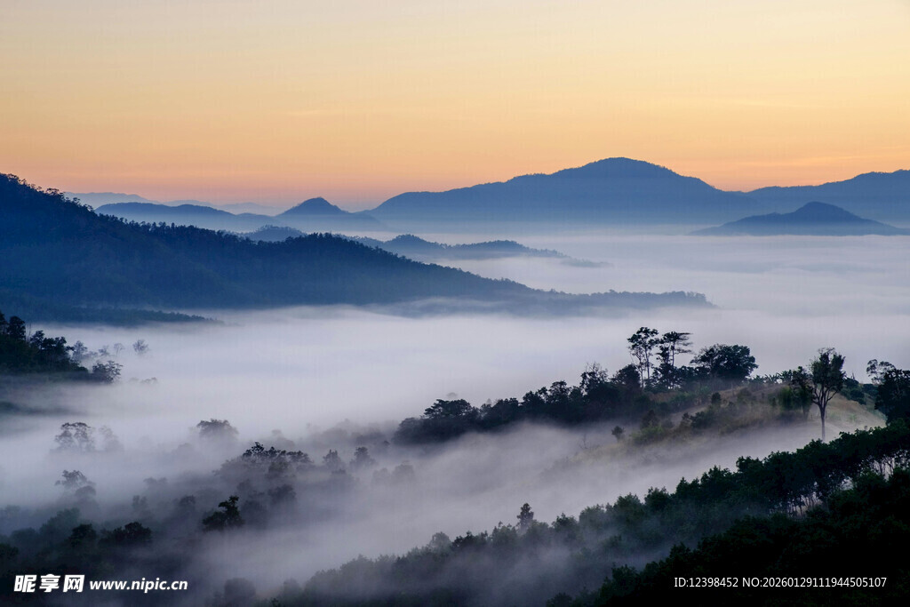 山间晨雾缭绕的壮美景色