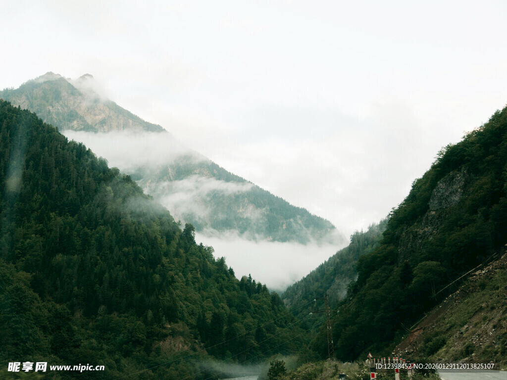 山间云雾缭绕的秀丽景色