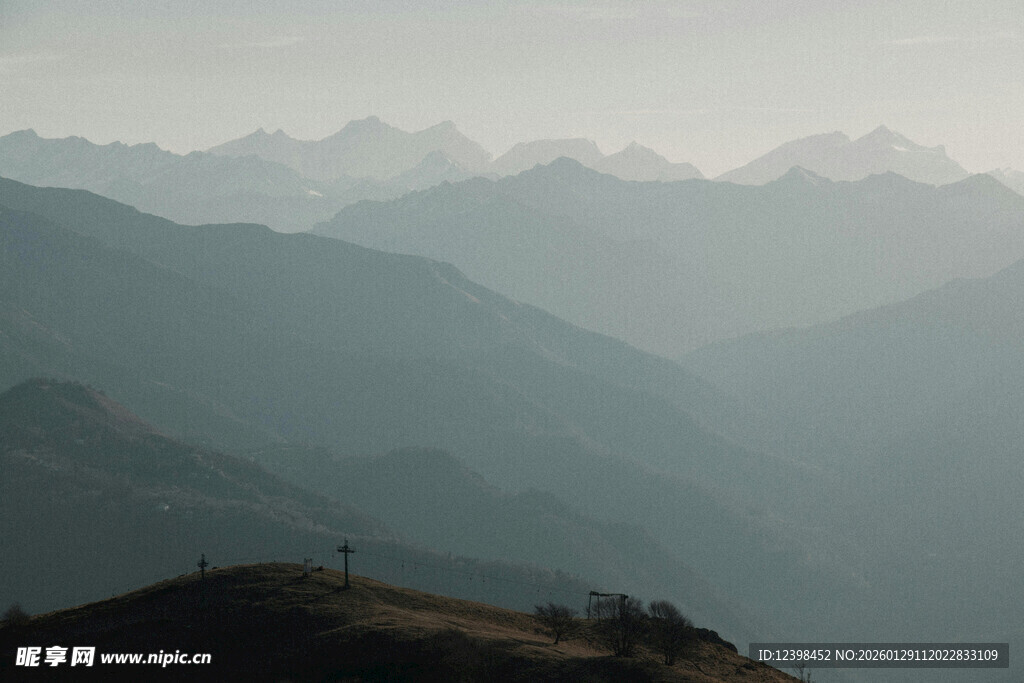 山峦叠嶂的朦胧美景