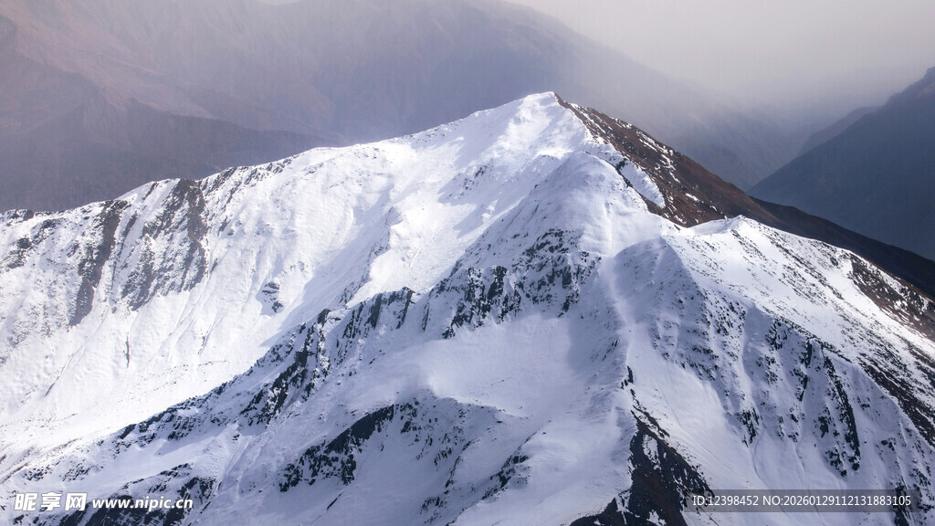 巍峨雪山壮丽景致