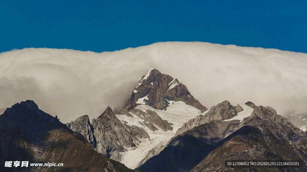 巍峨雪山